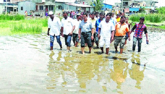 Officials from Revolving Mud | अधिकाºयांना फिरविले चिखलातून Officials from Revolving Mud | अधिकाºयांना फिरविले चिखलातून