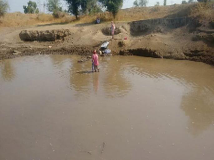 Hundreds of hectares of land under drought | दुष्काळाच्या सामन्यासाठी शेकडो हेक्टर जमीन ओलिताखाली Hundreds of hectares of land under drought | दुष्काळाच्या सामन्यासाठी शेकडो हेक्टर जमीन ओलिताखाली
