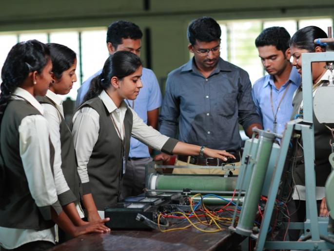 If the government gives scholarship money, energy colleges will be energized | शासनाने शिष्यवृत्तीची रक्कम दिल्यास अभियांत्रिकी महाविद्यालयांना ऊर्जितावस्था If the government gives scholarship money, energy colleges will be energized | शासनाने शिष्यवृत्तीची रक्कम दिल्यास अभियांत्रिकी महाविद्यालयांना ऊर्जितावस्था