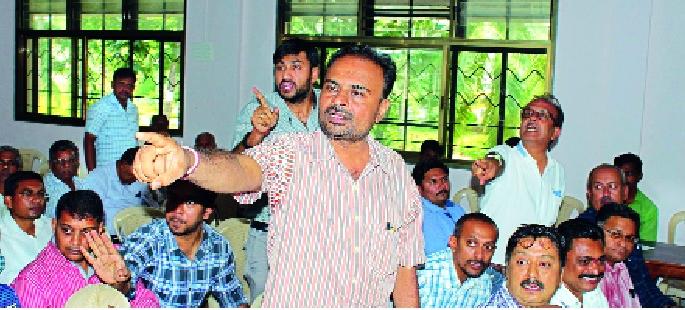 The weight of the box | बॉक्सच्या वजनावरून खडाजंगी The weight of the box | बॉक्सच्या वजनावरून खडाजंगी