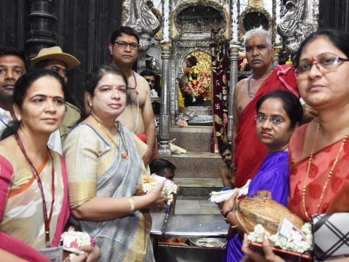 Anita Kumaraswamy took the view of Ambabai | अनिता कुमारस्वामी यांनी घेतले अंबाबाईचे दर्शन Anita Kumaraswamy took the view of Ambabai | अनिता कुमारस्वामी यांनी घेतले अंबाबाईचे दर्शन