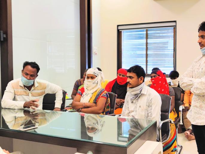 Though discussions were held with the Commissioner, the Municipal Corporation was harassing the vegetable sellers; Vendors run to MLA Sangram Jagtap | आयुक्तांशी चर्चा झाली तरी भाजीपाला विक्रेत्यांना महापालिकेचा त्रास;विक्रेत्यांची आमदार संग्राम जगताप यांच्याकडे धाव Though discussions were held with the Commissioner, the Municipal Corporation was harassing the vegetable sellers; Vendors run to MLA Sangram Jagtap | आयुक्तांशी चर्चा झाली तरी भाजीपाला विक्रेत्यांना महापालिकेचा त्रास;विक्रेत्यांची आमदार संग्राम जगताप यांच्याकडे धाव