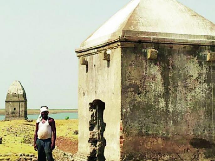 Upstairs Wardha bottom; The village, open the ruins of the temple | ऊर्ध्व वर्धा तळाला; गाव, मंदिराचे अवशेष उघडे