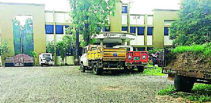 Who will tie the bell around the cat's neck? | मांजराच्या गळ्यात घंटा बांधणार कोण?