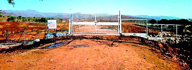 Gavankunda's project 'Aaaa' to the Sun. | गव्हाणकुंडचा प्रकल्प सूर्याकडे ‘आ’ वासून Gavankunda's project 'Aaaa' to the Sun. | गव्हाणकुंडचा प्रकल्प सूर्याकडे ‘आ’ वासून