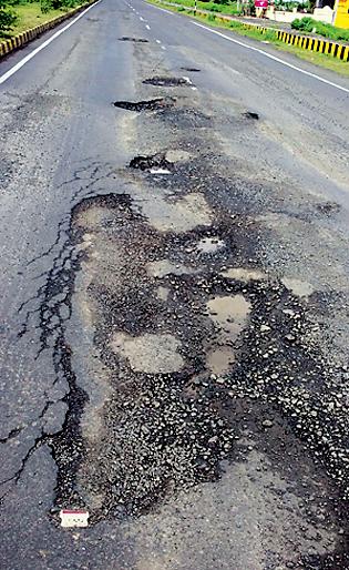 Fatal pitches on the National Highway in Tawasah | तिवसा हद्दीतील राष्ट्रीय महामार्गावर जीवघेणे खड्डे