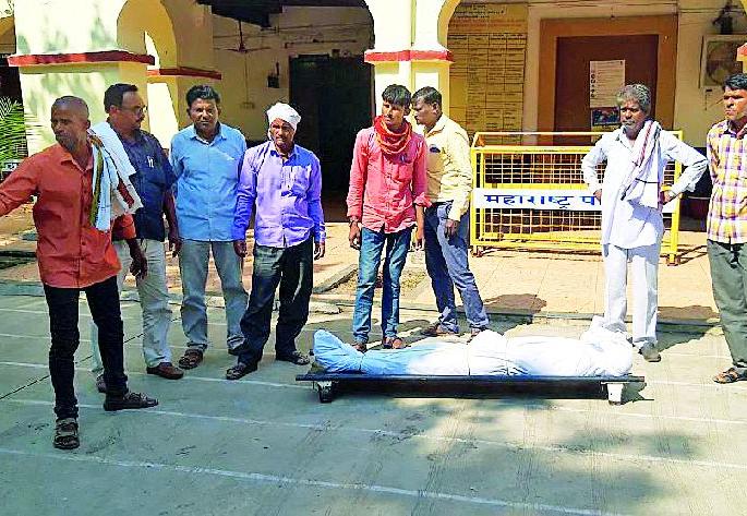 Farmer suicide; The bodies in the collection | शेतकऱ्याची आत्महत्या; मृतदेह कलेक्ट्रेटमध्ये Farmer suicide; The bodies in the collection | शेतकऱ्याची आत्महत्या; मृतदेह कलेक्ट्रेटमध्ये