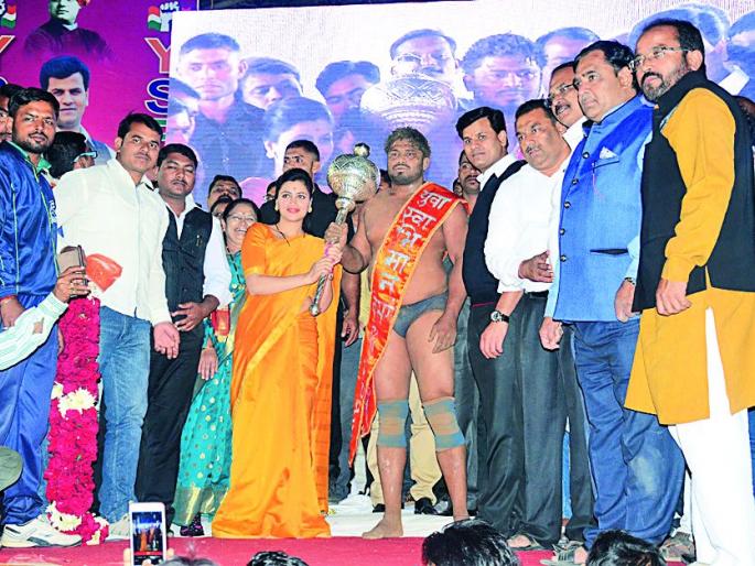 Pune's Vilas doifodne kills the ball | पुण्याच्या विलास डोईफोडेने मारली बाजी Pune's Vilas doifodne kills the ball | पुण्याच्या विलास डोईफोडेने मारली बाजी