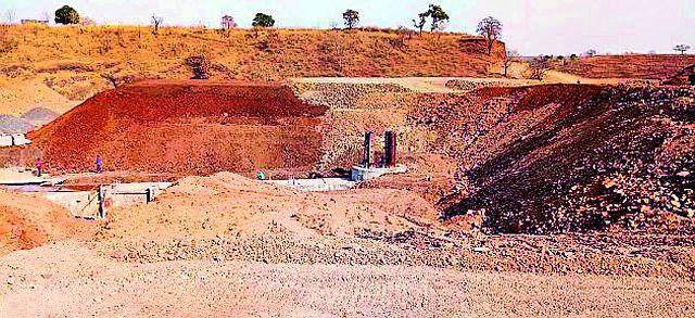 The use of red clay in the mud cranial plant | चिखलदऱ्याच्या आमपाटी प्रकल्पात लाल मातीचा वापर The use of red clay in the mud cranial plant | चिखलदऱ्याच्या आमपाटी प्रकल्पात लाल मातीचा वापर