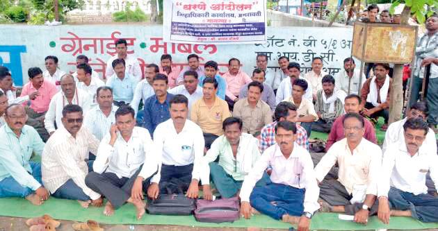 Custody of Village Labors | ग्रामरोजगार सेवकांचे धरणे