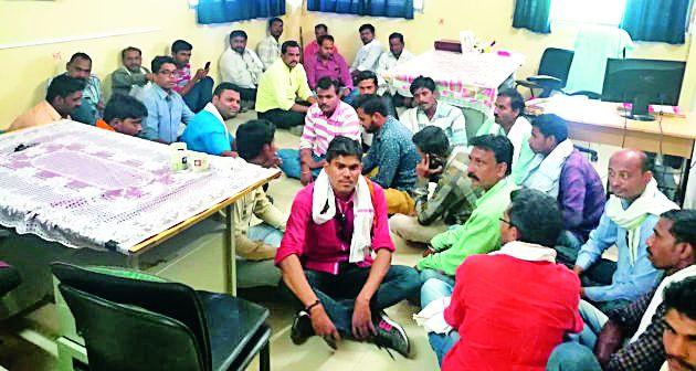 Toll empties stalled at Nandgaonpet Toll Naka office | टोलमुक्तीसाठी नांदगावपेठ टोल नाका कार्यालयात ठिय्या