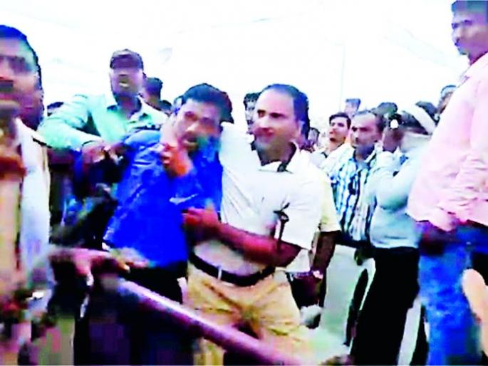 Lok Sabha Election 2019; Attacking project affected people in CM's meeting | Lok Sabha Election 2019;मुख्यमंत्र्यांच्या सभेत प्रकल्पग्रस्तांना मारहाण Lok Sabha Election 2019; Attacking project affected people in CM's meeting | Lok Sabha Election 2019;मुख्यमंत्र्यांच्या सभेत प्रकल्पग्रस्तांना मारहाण