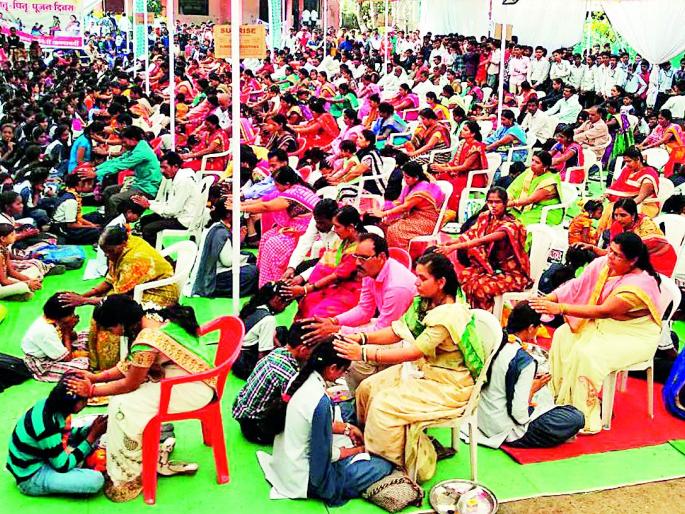 When honored by the children, 'Gehwarela-baba' | मुलांकडून सन्मानित होताना, ‘गहिवरले आई-बाबा’