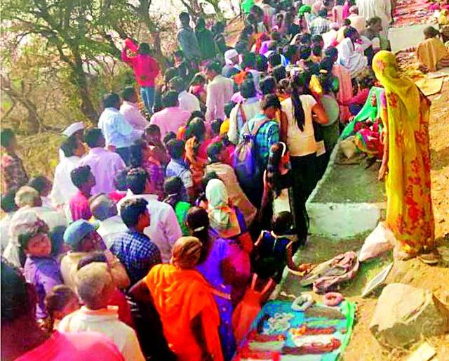 On Sunday, four lakh devotees attended Daryam Buwa Darshan | रविवारी चार लाख भक्तांनी घेतले बहिरम बुवाचे दर्शन On Sunday, four lakh devotees attended Daryam Buwa Darshan | रविवारी चार लाख भक्तांनी घेतले बहिरम बुवाचे दर्शन