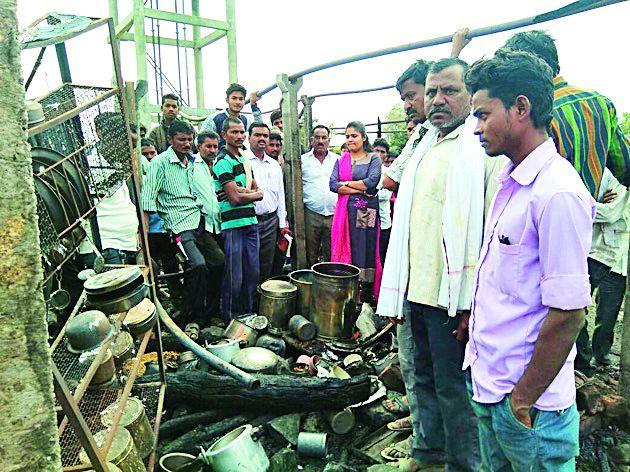 Gas Cylinder blast at Pethraghunathpur | पेठरघुनाथपूर येथे गॅस सिलिंडरचा स्फोट Gas Cylinder blast at Pethraghunathpur | पेठरघुनाथपूर येथे गॅस सिलिंडरचा स्फोट