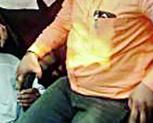 Chakahala on the merchants; | व्यापाऱ्यांवर चाकूहल्ला, दगडफेकही