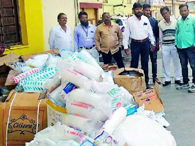 Plastics seized in the city | शहरात प्लास्टिक जप्त Plastics seized in the city | शहरात प्लास्टिक जप्त