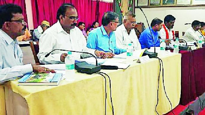 Water management scarcity in water management | पाणीटंचाईवर जलव्यवस्थापनात घमासान Water management scarcity in water management | पाणीटंचाईवर जलव्यवस्थापनात घमासान