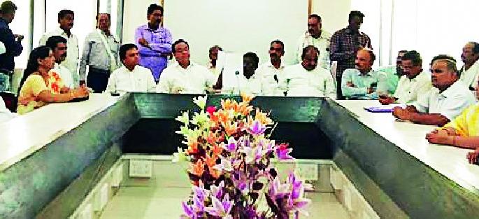 Congress shocks | काँग्रेसची मजिप्रावर धडक