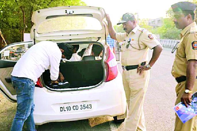 Armed police checkpost on the border, blockade | सीमेवर सशस्त्र पोलीस चेकपोस्ट, नाकाबंदी Armed police checkpost on the border, blockade | सीमेवर सशस्त्र पोलीस चेकपोस्ट, नाकाबंदी