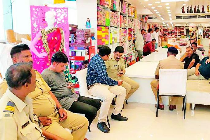 Two shops opened, two houses targeted | दोन दुकाने फोडली, दोन घरांवर निशाणा Two shops opened, two houses targeted | दोन दुकाने फोडली, दोन घरांवर निशाणा