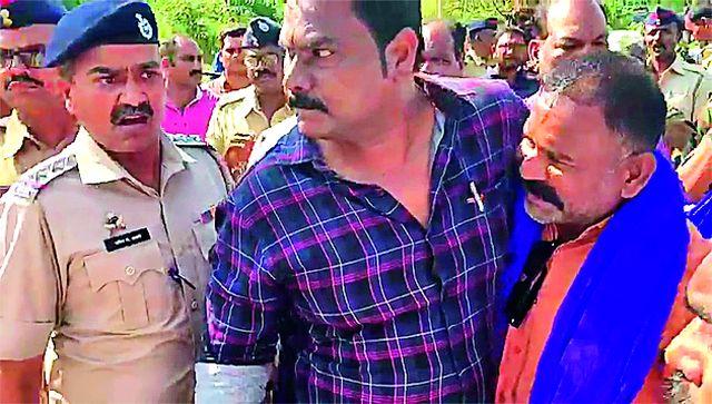 Bhim Army, Gadge Nagar jumped in Thane | भीम आर्मी, गाडगेनगर ठाणेदारात जुंपली Bhim Army, Gadge Nagar jumped in Thane | भीम आर्मी, गाडगेनगर ठाणेदारात जुंपली