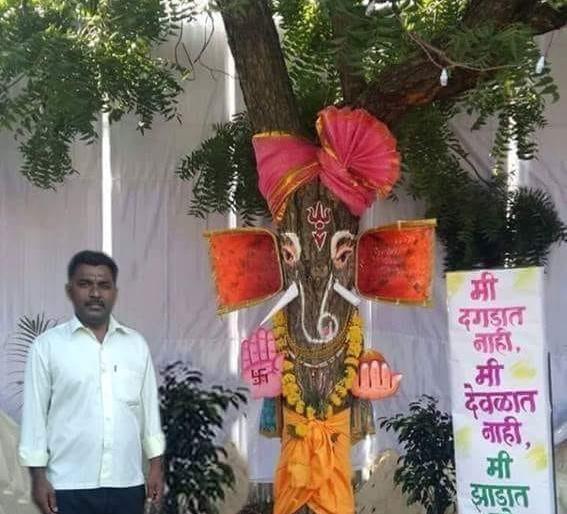 For the protection of the environment, Ganeshaya was born in the state | पर्यावरण रक्षणासाठी वृक्षातच साकारले गणराय For the protection of the environment, Ganeshaya was born in the state | पर्यावरण रक्षणासाठी वृक्षातच साकारले गणराय
