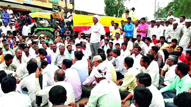 Stop the Chandwad, Nampuralla route | चांदवड, नामपूरला रास्ता रोको Stop the Chandwad, Nampuralla route | चांदवड, नामपूरला रास्ता रोको