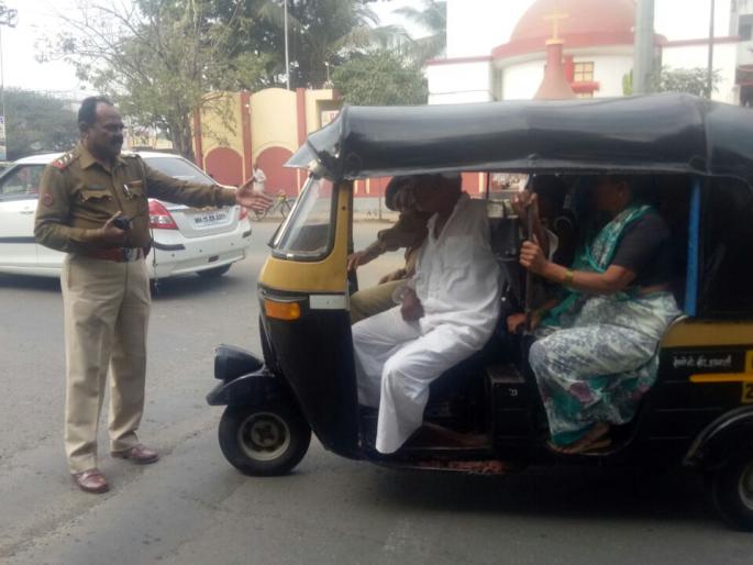 nashik,Wadala-Pathardi,road,traffic,police,action,autodriver | वडाळा-पाथर्डी रस्त्यावरील ५० बेशिस्त रिक्षाचालकांवर कारवाई