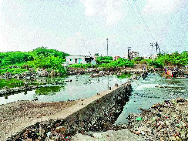 The disadvantages of breaking the floor pool | फरशी पूल तुटल्याने गैरसोय The disadvantages of breaking the floor pool | फरशी पूल तुटल्याने गैरसोय