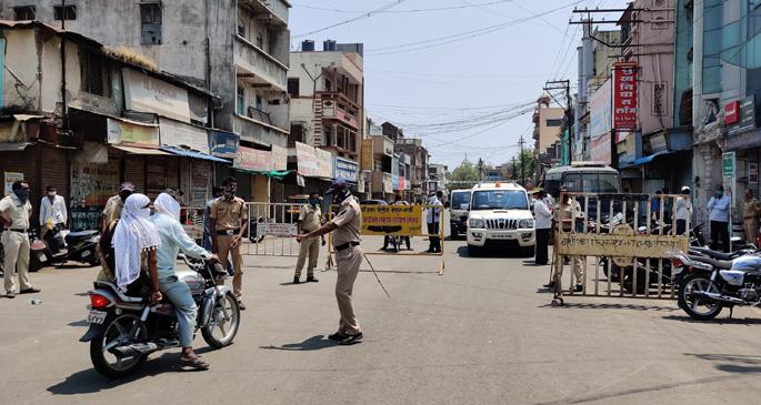 The reader is sitting on the sidewalk because of a vehicle seizure campaign | वाहन जप्ती मोहिमेमुळे बार्शीत बाहेर फिरणाºयांवर बसतोय वचक The reader is sitting on the sidewalk because of a vehicle seizure campaign | वाहन जप्ती मोहिमेमुळे बार्शीत बाहेर फिरणाºयांवर बसतोय वचक