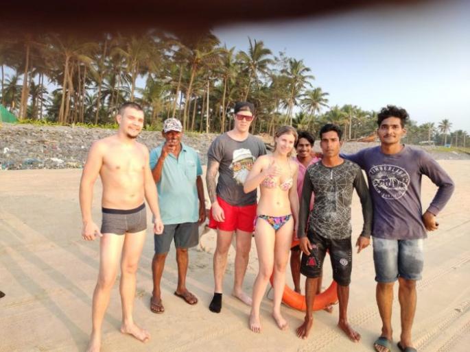 Success in rescuing two foreign tourists who drown in the ocean of time | वेळागर समुद्रात बुडणाऱ्या दोघा विदेशी पर्यटकांना वाचविण्यास यश Success in rescuing two foreign tourists who drown in the ocean of time | वेळागर समुद्रात बुडणाऱ्या दोघा विदेशी पर्यटकांना वाचविण्यास यश