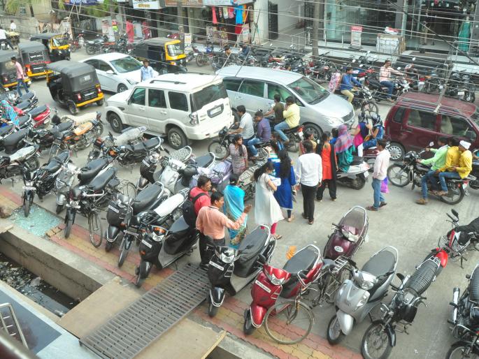 Kondit enters Beed city | कोंडीत घुसमटले बीड शहर Kondit enters Beed city | कोंडीत घुसमटले बीड शहर