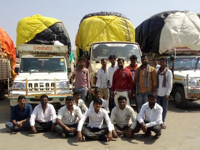 Farmer's suicide attempt by halting cotton purchases | कापूस खरेदीला कंटाळून शेतकऱ्याचा आत्महत्येचा प्रयत्न Farmer's suicide attempt by halting cotton purchases | कापूस खरेदीला कंटाळून शेतकऱ्याचा आत्महत्येचा प्रयत्न