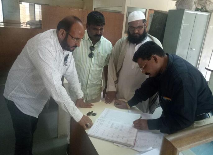 Peon attende timely; Officer, employee absentee | शिपाई वेळेवर हजर; अधिकारी, कर्मचारी गैरहजर Peon attende timely; Officer, employee absentee | शिपाई वेळेवर हजर; अधिकारी, कर्मचारी गैरहजर