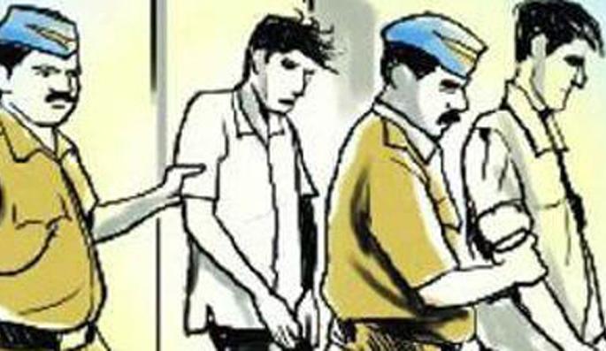 Thieves had been fielded for the loot of the bullion traders of Cage | केजच्या सराफा व्यापा-याला लुटण्यासाठी चोरांची होती महिनाभरापासून ‘फिल्डिंग’  Thieves had been fielded for the loot of the bullion traders of Cage | केजच्या सराफा व्यापा-याला लुटण्यासाठी चोरांची होती महिनाभरापासून ‘फिल्डिंग’