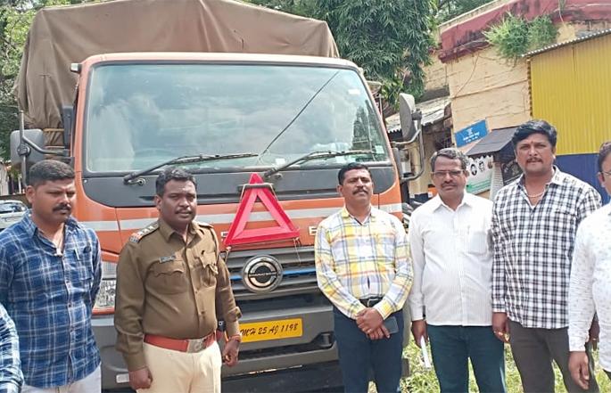 Got a tempo of Rs | २५ लाखांचा गुटखा घेऊन येणारा टेम्पो पकडला Got a tempo of Rs | २५ लाखांचा गुटखा घेऊन येणारा टेम्पो पकडला