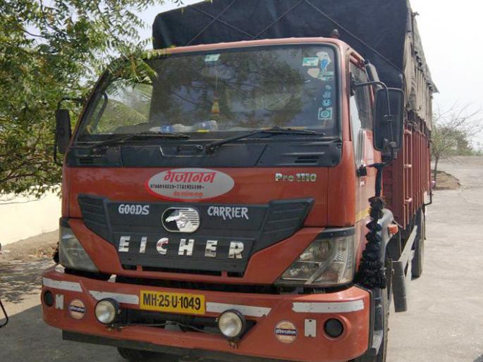 Gutka of Rs 30 lakh caught in Parli | परळीत पकडला ३० लाखांचा गुटखा Gutka of Rs 30 lakh caught in Parli | परळीत पकडला ३० लाखांचा गुटखा