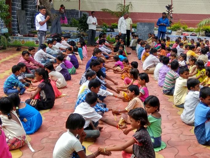 Teacher's interest in education created in the students | शिक्षकांनी विद्यार्थ्यांमध्ये निर्माण केली शिक्षणाची आवड Teacher's interest in education created in the students | शिक्षकांनी विद्यार्थ्यांमध्ये निर्माण केली शिक्षणाची आवड