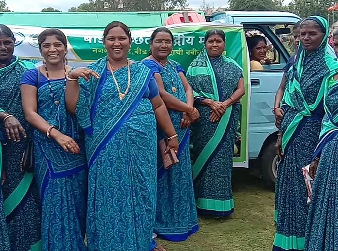 No longer men on garbage rugs, now 'ladies' | कचरा घंटागाड्यांवर पुरूष नव्हे आता ‘महिलाराज’ No longer men on garbage rugs, now 'ladies' | कचरा घंटागाड्यांवर पुरूष नव्हे आता ‘महिलाराज’