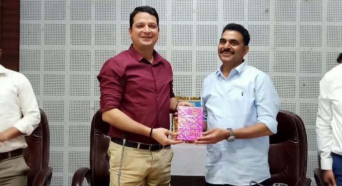 Beed collectors reviewed the work of various departments | बीड जिल्हाधिकाऱ्यांनी घेतला विविध विभागातील कामांचा आढावा Beed collectors reviewed the work of various departments | बीड जिल्हाधिकाऱ्यांनी घेतला विविध विभागातील कामांचा आढावा
