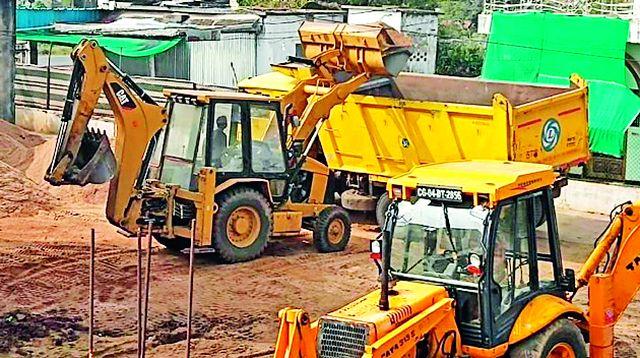 Sand beaches from Dhorvad; Sage in Madgi Shivar | रेती उपसा ढोरवाड्यातून; साठा माडगी शिवारात Sand beaches from Dhorvad; Sage in Madgi Shivar | रेती उपसा ढोरवाड्यातून; साठा माडगी शिवारात