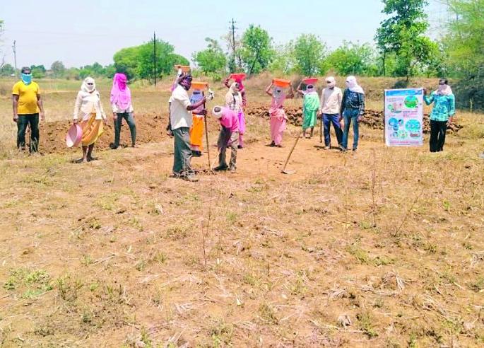 Work for 12,000 laborers under Rohyo in Lakhni taluka | लाखनी तालुक्यात रोहयोअंतर्गत १२ हजार मजुरांना काम Work for 12,000 laborers under Rohyo in Lakhni taluka | लाखनी तालुक्यात रोहयोअंतर्गत १२ हजार मजुरांना काम