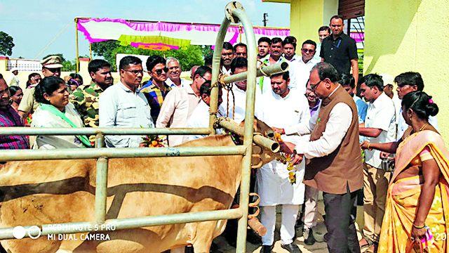 1.2 crore veterinary dispensary | दीड कोटीच्या पशुवैद्यकीय दवाखान्याचे लोकार्पण 1.2 crore veterinary dispensary | दीड कोटीच्या पशुवैद्यकीय दवाखान्याचे लोकार्पण