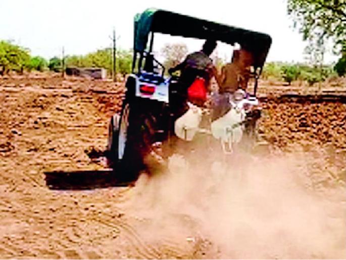 The handiwork of the workers deprived of the machine | यंत्राने हिरावली मजुरांच्या हातची कामे The handiwork of the workers deprived of the machine | यंत्राने हिरावली मजुरांच्या हातची कामे