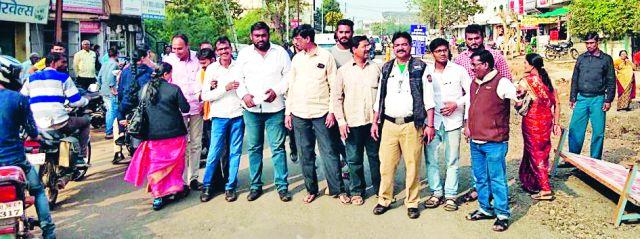 Transported by the traffic jam | वाहतूककोंडीने त्रस्त नागरिकांनी अडविली वाहने Transported by the traffic jam | वाहतूककोंडीने त्रस्त नागरिकांनी अडविली वाहने