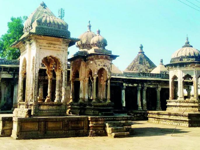 Conservation of Gosavi monasteries and temples required | गोसावी मठ व मंदिरांचे संवर्धन आवश्यक Conservation of Gosavi monasteries and temples required | गोसावी मठ व मंदिरांचे संवर्धन आवश्यक