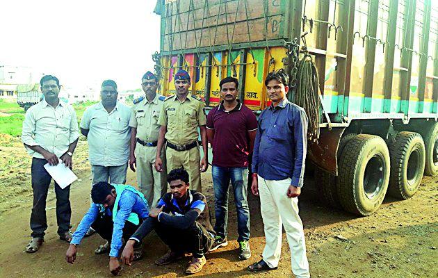 Police caught the truck while transporting animals | जनावरांची वाहतूक करताना पोलिसांनी ट्रक पकडला Police caught the truck while transporting animals | जनावरांची वाहतूक करताना पोलिसांनी ट्रक पकडला