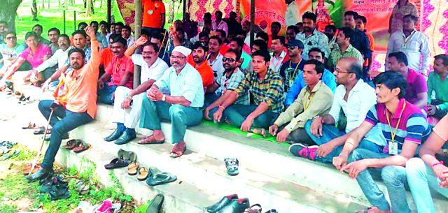 Dump in the Armament Factory | आयुध निर्माणीत धरणे Dump in the Armament Factory | आयुध निर्माणीत धरणे