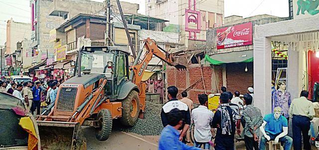 After all, 'they' flatten the construction | अखेर ‘ते’ बांधकाम जमीनदोस्त After all, 'they' flatten the construction | अखेर ‘ते’ बांधकाम जमीनदोस्त